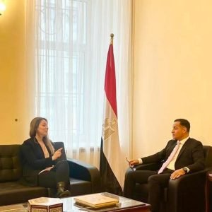 سفير مصر في روسيا يبحث تعزيز التعاون الاقتصادي مع مركز صادرات موسكو